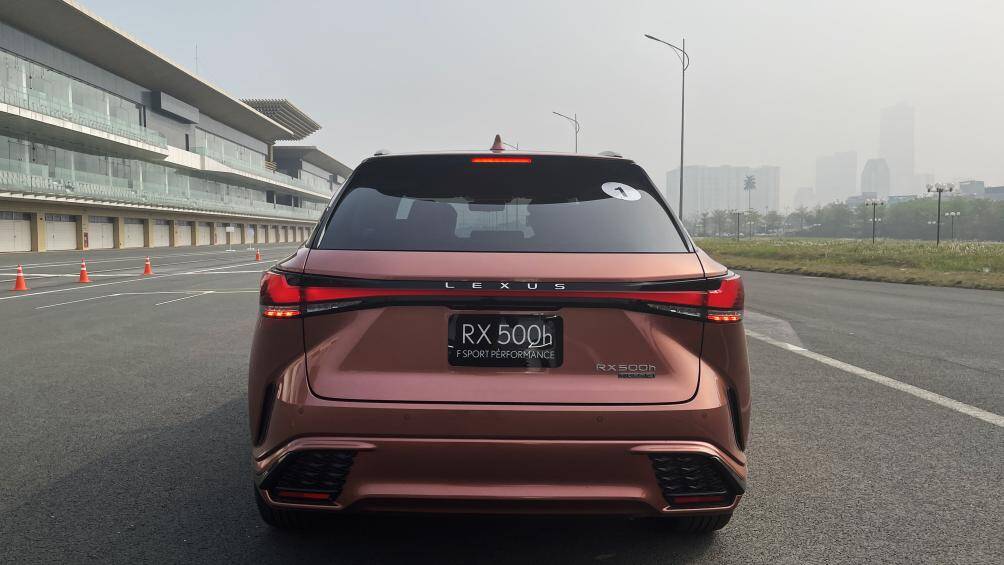 Đuôi xe được mở rộng sang hai bên tạo cảm giác vững chắc đầy quyền lực. Dàn đèn sau hình chữ L nằm ngang nối liền tạo điểm nhấn cho phần đuôi bề thế, vững chắc