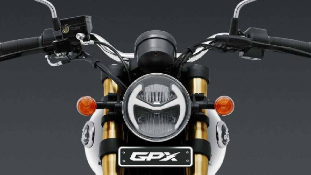 Đèn pha trên xe thuộc loại đèn LED và hộp đồng hồ kỹ thuật số LCD. Bộ vành cỡ 17-inch và lốp trước/ sau có kích thước lần lượt 110/90 và 130/90