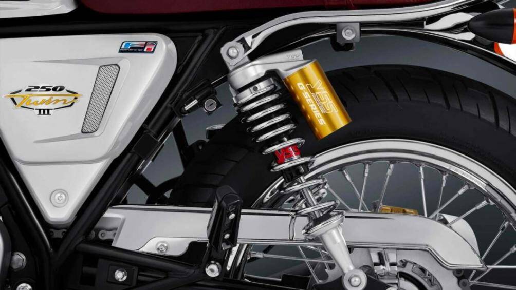 Hệ thống treo trên xe gồm bộ phuộc đảo chiều không tùy chỉnh ở phía trước và giảm xóc tùy chỉnh tải trước đôi loại YSS ở phía sau