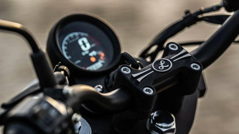 Bình xăng xe có dung tích 14,5 lít với chiều cao yên ngồi là 790 mm. Khoảng sáng gầm của xe là 180 mm. Xe có trọng lượng 156 kg