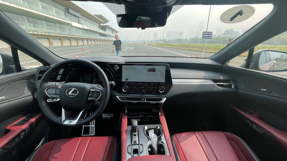 Khoang nội thất được thiết kế theo triết lý lấy con người làm trung tâm với khoang lái Tazuna, gia tăng kết nối và độ thuận tiện cho người lái trong quá trình sử dụng