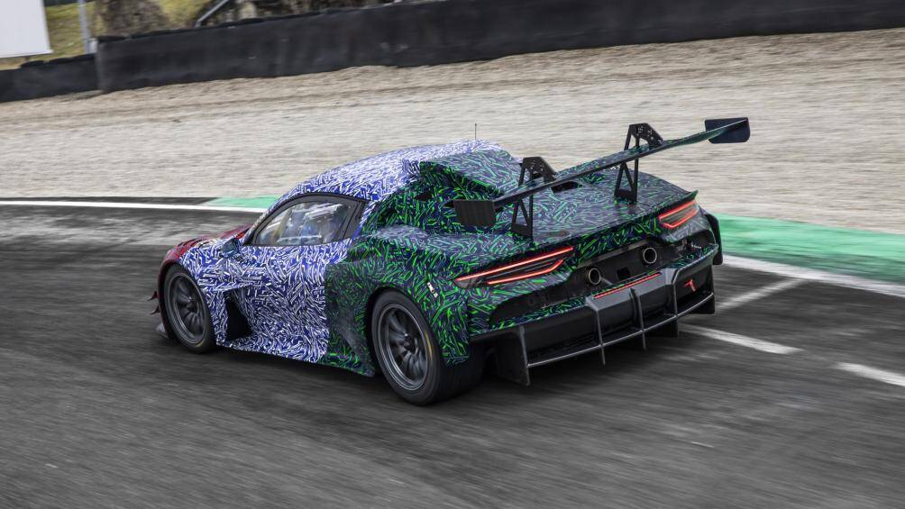 Xe sở hữu hộp số tuần tự 6 cấp theo chuẩn xe đua thể thao, mang đến cảm giác lái phấn khích hơn