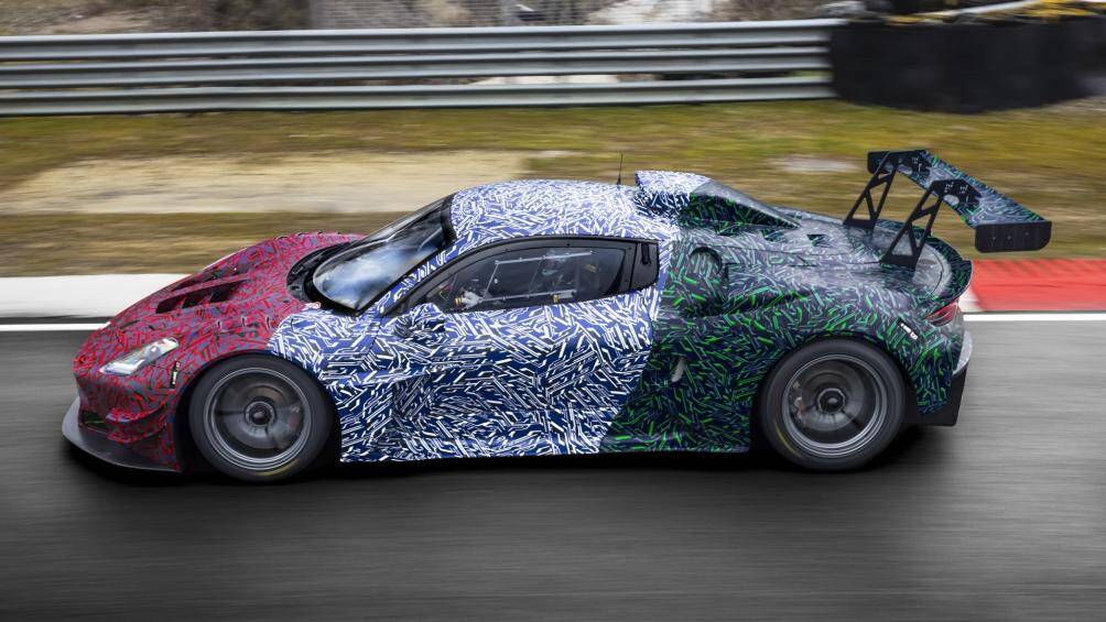 Hệ thống treo của xe được tối ưu với bộ giảm xóc và thanh cân bằng có thể điều chỉnh được ở cả cầu trước và cầu sau