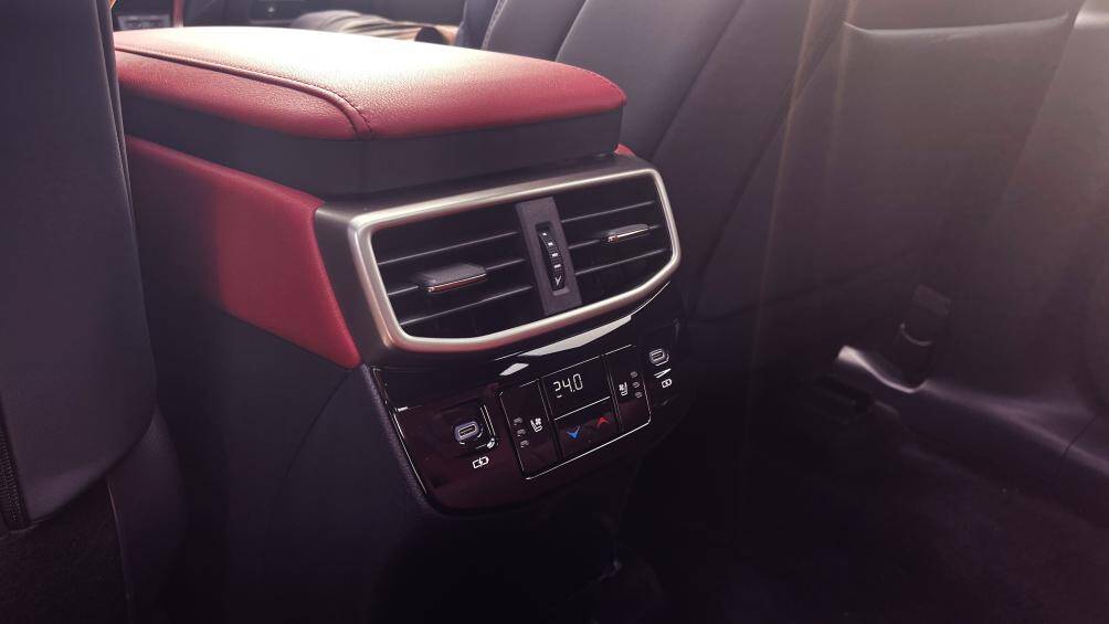 Có thể nói, ở thế hệ mới, Lexus RX 500h F-Sport Performance đã thay đổi hoàn toàn cảm nhận của nhiều người về một mẫu xe Lexus. Lexus giờ không chỉ êm, yên tĩnh mà hoàn toàn có thể tạo ra sự phấn khích khi tăng tốc hay mang lại sự an toàn ở những tình huống cua gấp, đánh lái cực đoan