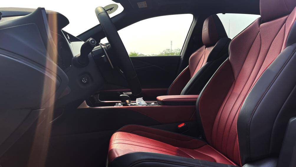 Xe trang bị màn hình trung tâm 14 inch đa chức năng lớn nhất phân khúc, tối ưu hóa thông tin hiển thị. Hệ thống giải trí với 21 loa Mark Levinson và một loa siêu trầm mang đến trải nghiệm âm thanh sống động. Để không gian trở nên thoáng đãng, Lexus RX 2023 cũng có cửa sổ trời toàn cảnh