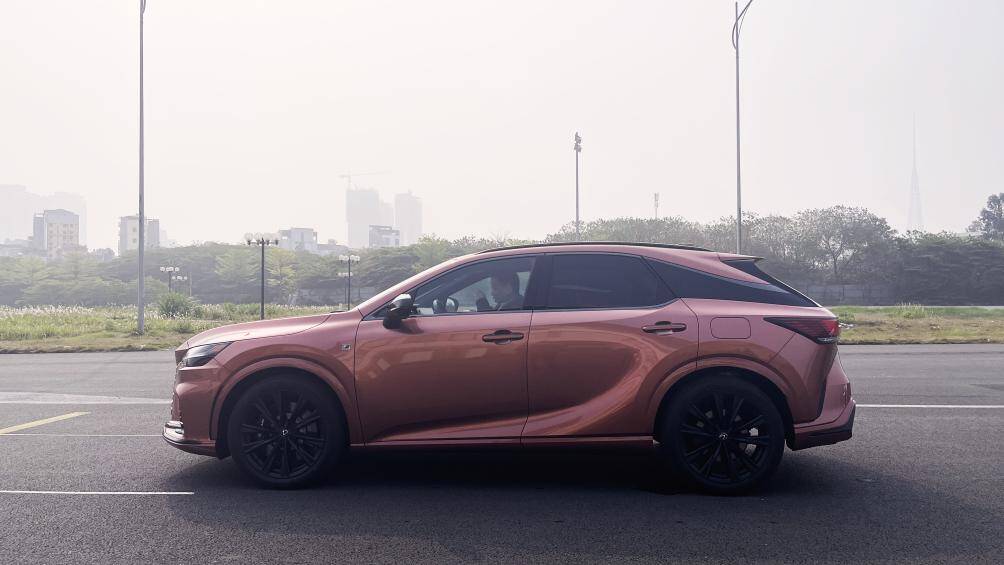 Thiết kế bên hông cuốn hút nhờ tạo hình trực quan với vòm bánh xe mở rộng sang hai bên (+25 mm) kết hợp cùng mâm xe 21 inch