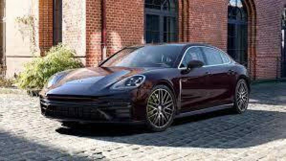 3. Porsche Panamera Turbo S E-Hybrid Executive (giá khởi điểm: 206.800 USD)