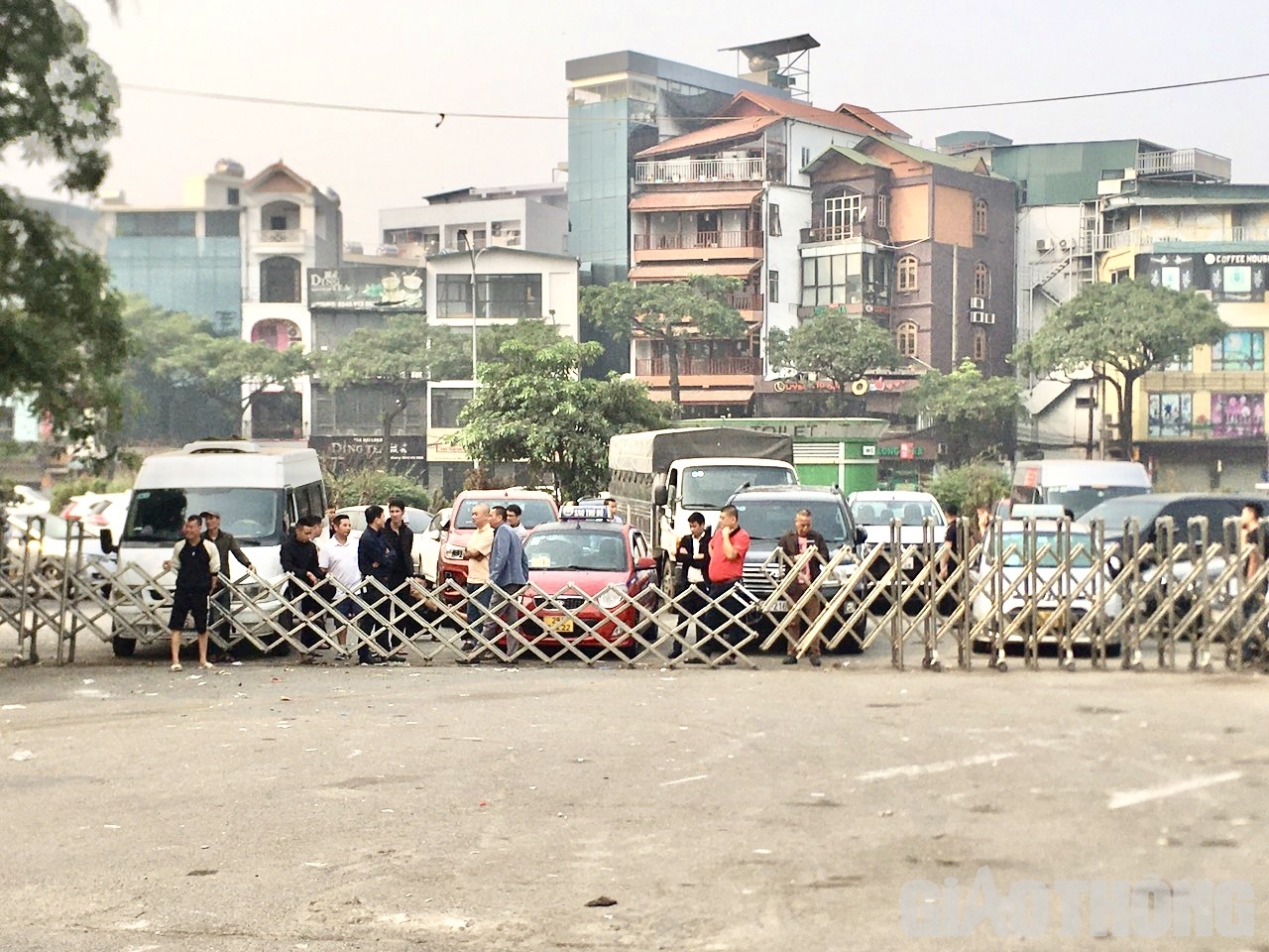 Nhiều chủ xe cho biết, ngay trong tối qua (9/3) sau khi đọc được thông tin, Cục Đăng kiểm VN cho biết sẽ mở lại 2 trung tâm đăng kiểm 2903S và 2914D trong ngày 10/3, họ đã nhanh chóng di chuyển đến phía trước cổng trung tâm để ngủ qua đêm chờ đến sáng hôm sau, với hi vọng được sớm kiểm định xe