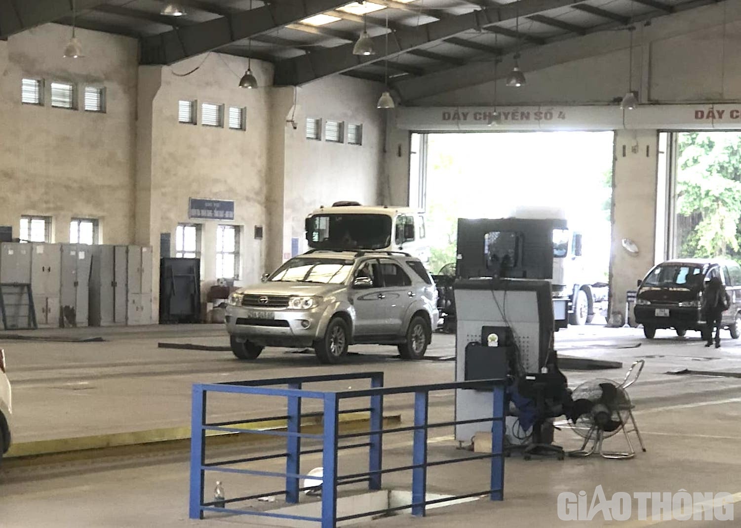 Trước nhu cầu kiểm định xe của người dân lớn, các đăng kiểm viên đã làm việc không ngừng nghỉ, theo ghi nhận của PV, khoảng 12h, các trung tâm đăng kiểm mới bắt đầu nghỉ trưa