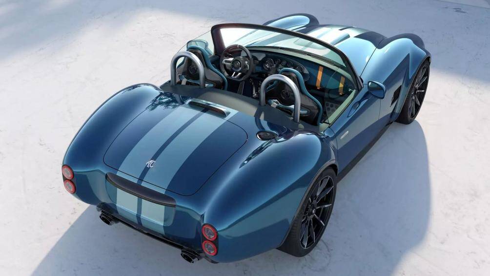 Khoang lái của AC Cobra kết hợp hài hòa giữa phong cách cũ và mới, bao gồm cả bảng đồng hồ analog và công nghệ kỹ thuật số