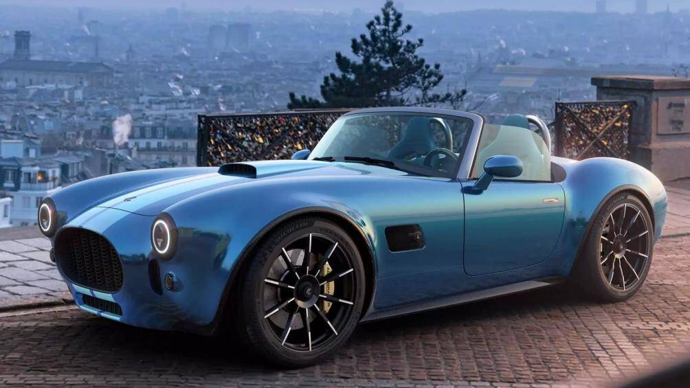Chiếc xe này được xem là sự kế thừa của dòng xe AC Cobra huyền thoại, vốn được sản xuất từ năm 1962 đến năm 1967
