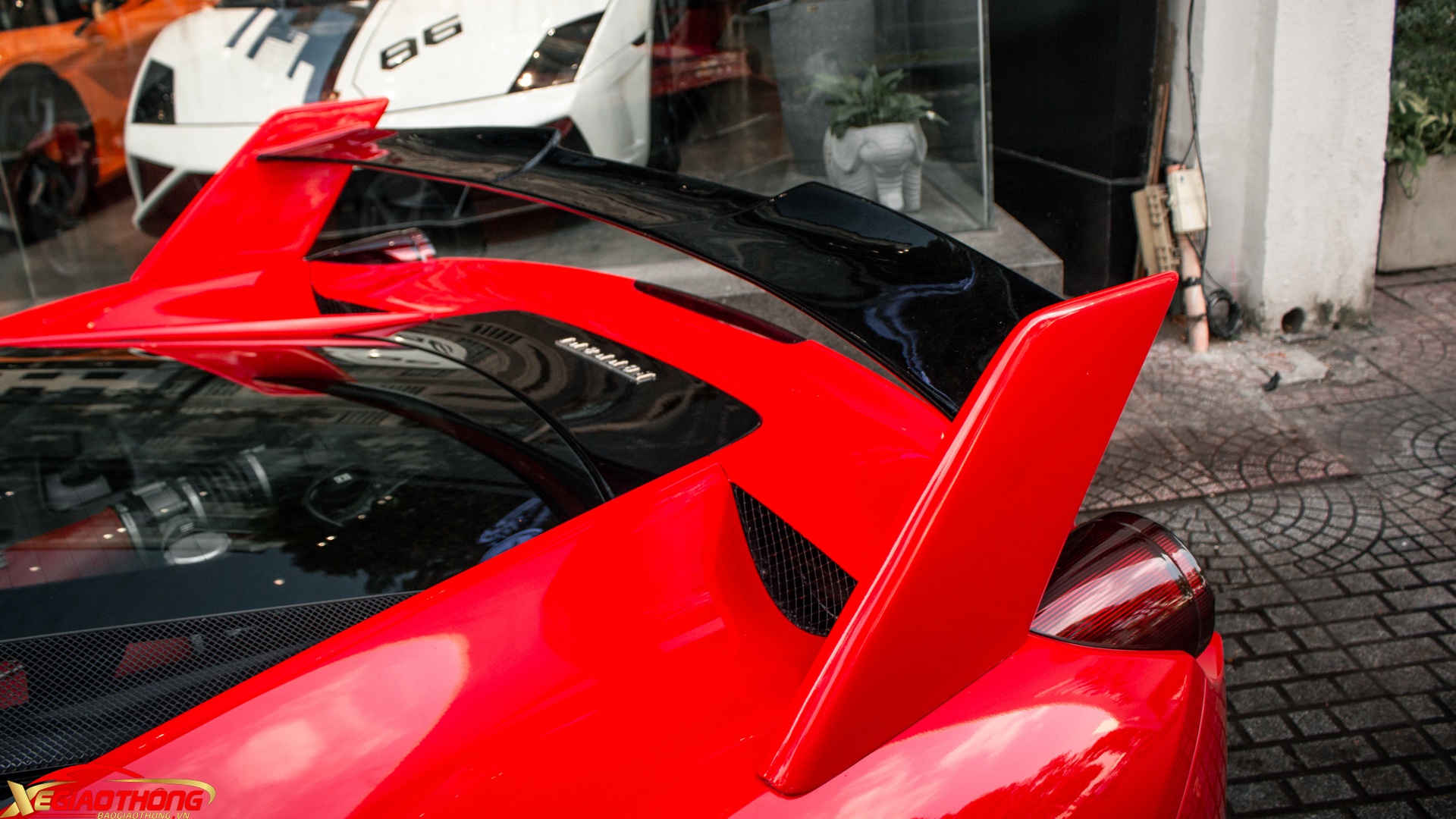 Cánh gió sau được thiết kế nhô cao, mang đến hiệu quả khí động học khi vào cua và tăng tốc