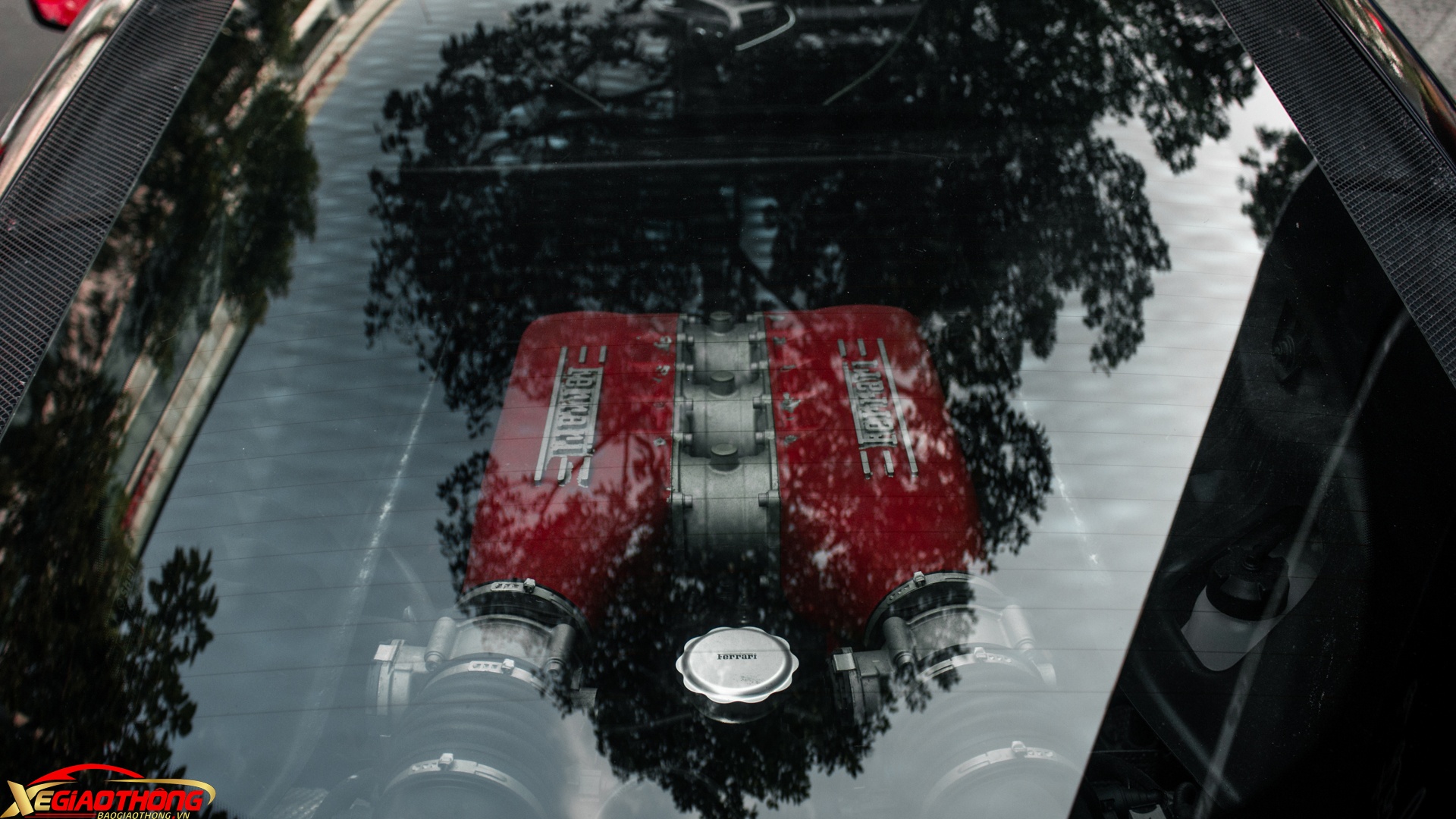 Ferrari 458 Italia sử dụng động cơ V8 hút khí tự nhiên 4.5L, sản sinh công suất 570 mã lực và mô-men xoắn 540 Nm. Xe tăng tốc từ 0- 00 km/h trong 3 giây và đạt tốc độ tối đa 340 km/h. Những mẫu siêu xe mới sau này từ nhà Ferrari đều chuyển sang dùng động cơ tăng áp