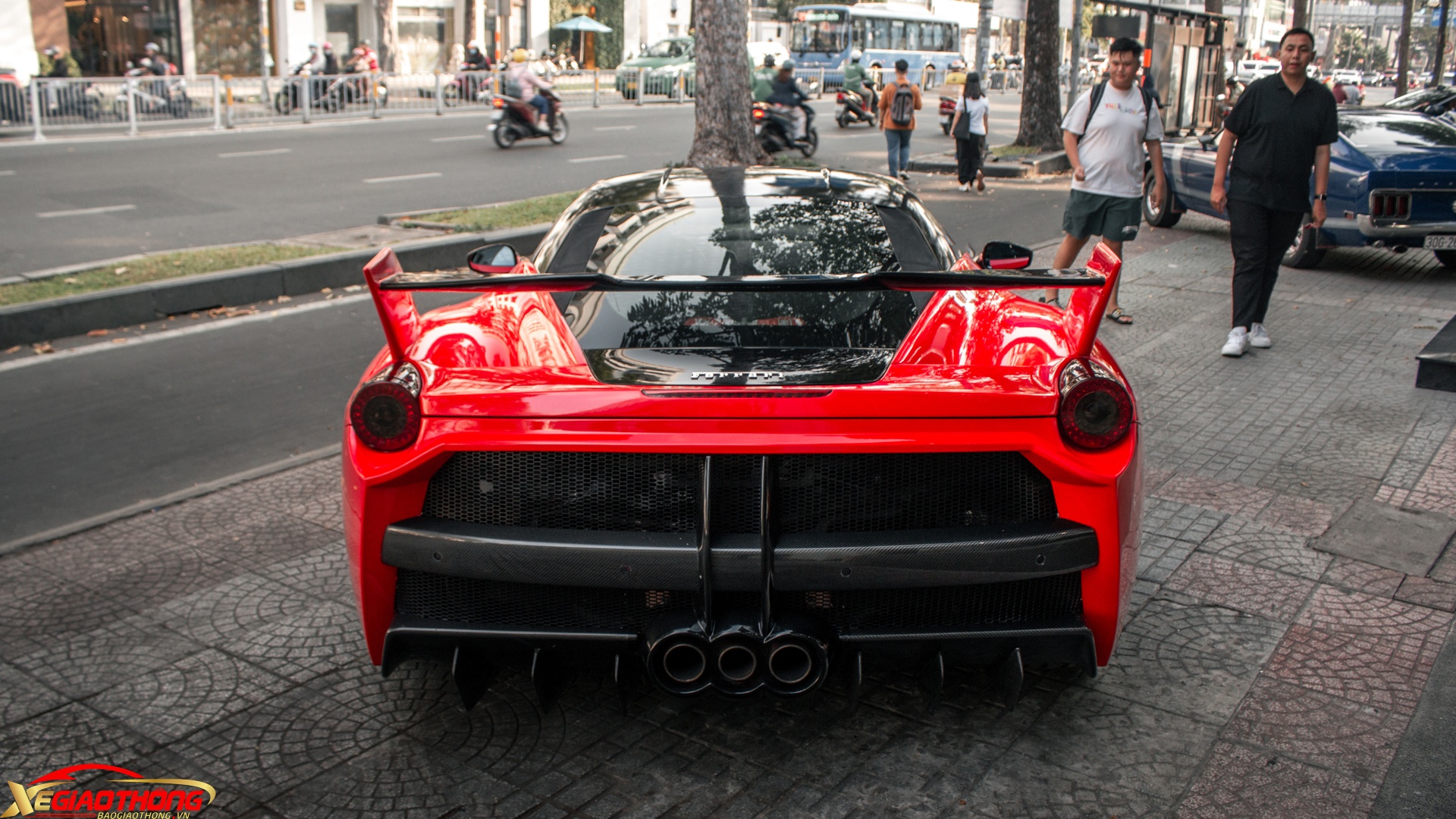 Điều tương tự cũng xảy ra ở cản sau. Tất cả chi tiết đều được nâng cấp và làm bằng sợi carbon để giảm khối lượng