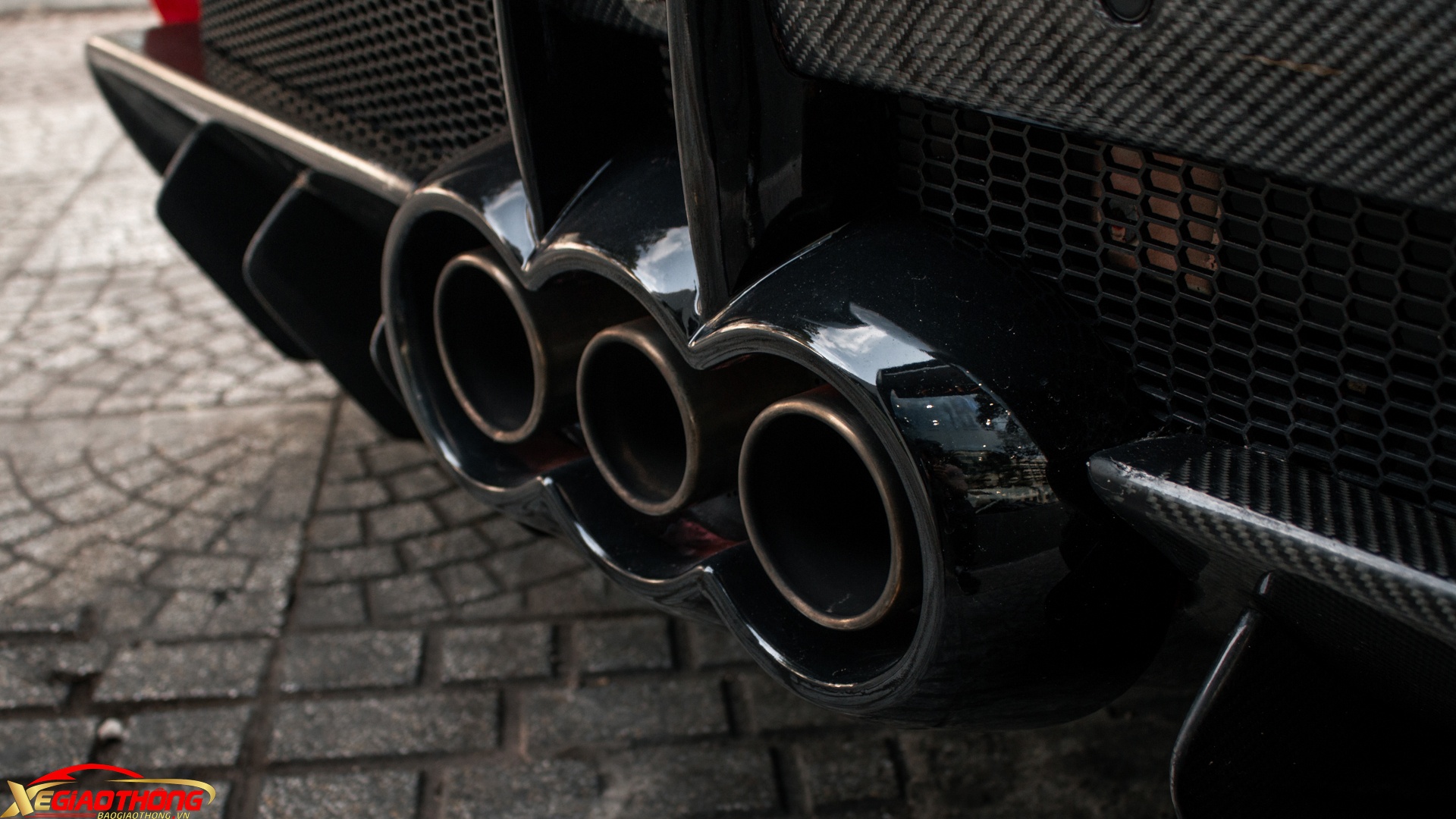 Siêu ngựa Italy này cũng đã được nâng cấp lên hệ thống ống xả từ hãng Fi Exhaust danh tiếng để âm thanh uy lực hơn