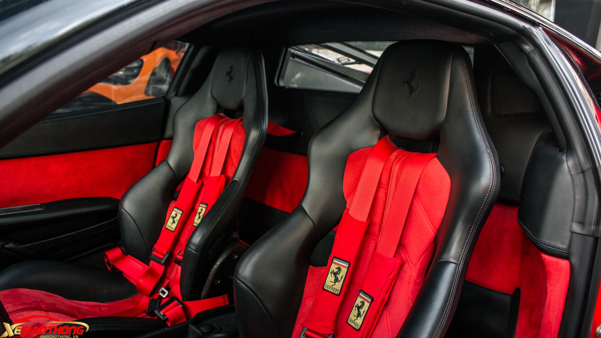 Điểm khác biệt những chiếc 458 khác là ghế đua chỉnh cơ cùng hai tông màu đỏ/đen nổi bật với mặt lưng làm bằng carbon. Đặc biệt, phần da màu đỏ dùng chất liệu Alcantara. Cuối cùng là dây đai an toàn 4 điểm. Những chi tiết này lấy cảm hứng từ mẫu siêu xe Ferrari 458 Speciale
