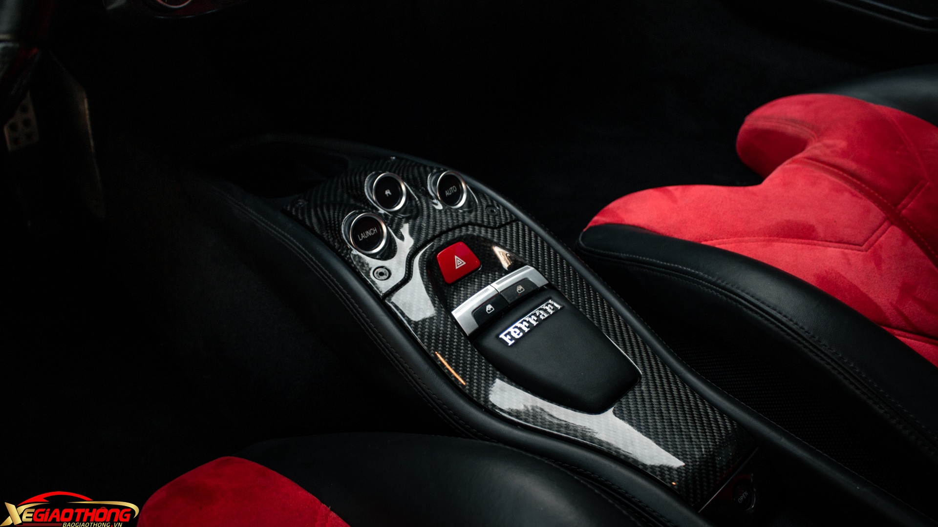 Khu vực yên ngựa chứa cần số điện tử và được ốp carbon