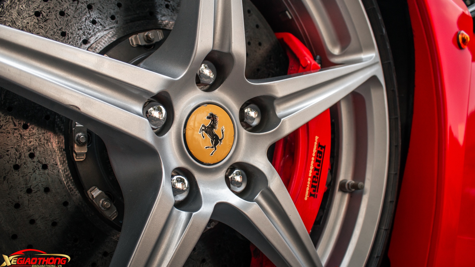 Bộ mâm là loại 5 chấu hình cánh sao màu đen nguyên bản đặc trưng nhưng hiện nay đã được sơn trắng. Đi kèm là cùm phanh đỏ trùng màu ngoại thất