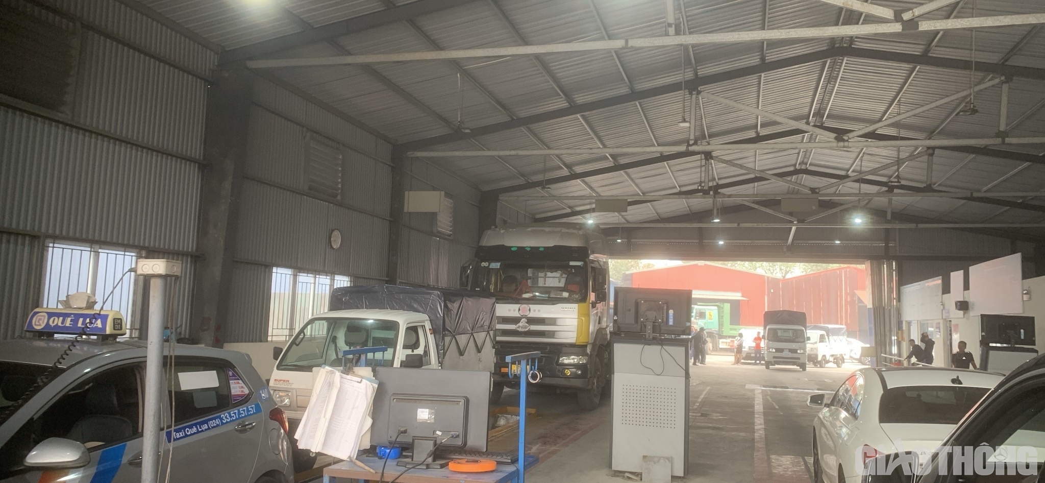 Khoảng 9h15 sáng 10/3, hai trung tâm đăng kiểm 2903S (số 3 Lê Quang Đạo, Nam Từ Liêm) và 2914D (cụm công nghiệp Thanh Oai) ở Hà Nội chính thức mở cửa trở lại sau thời gian tạm dừng hoạt động
