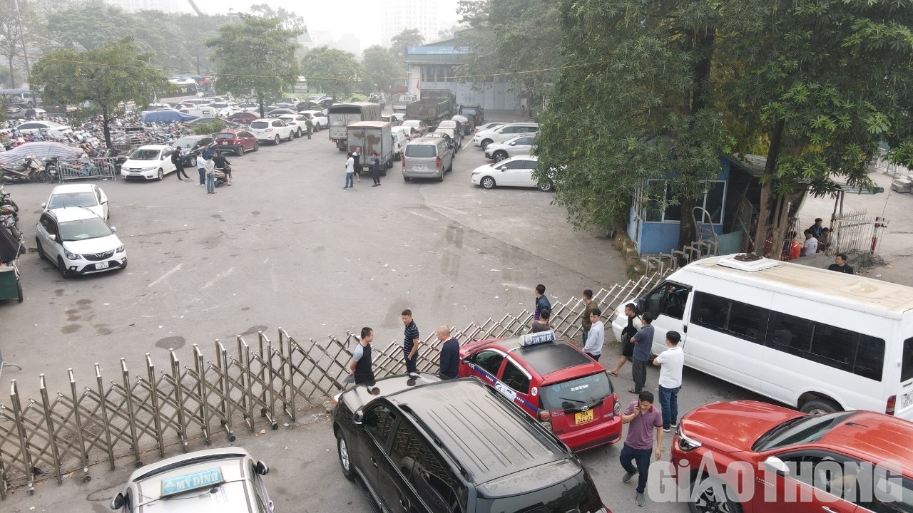 Anh Nguyễn Hải (trú tại Đan Phượng) cho biết, tối 9/3, khi đang xếp hàng tại trạm 2908D (Hoài Đức, Hà Nội) nhưng ở phía cuối hàng, đọc được thông tin trung tâm 2903S sẽ mở cửa hoạt động vào hôm nay nên nhanh chóng quay đầu xe về chờ phía trước đơn vị đăng kiểm này. Nhờ thế, ô tô của anh Chung đã hoàn thành thủ tục đăng kiểm và được phát phiếu kiểm định ngay trong ngày 10/3
