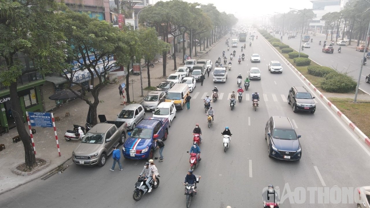 Trong khi đó, anh Nguyễn Hoà (trú tại Hà Đông) cho biết, anh đến chờ phía trước trung tâm đăng kiểm 2903S lúc 1h sáng, tuy nhiên đã có khoảng 20 xe xếp hàng chờ. “Dù vậy, tôi vẫn thấy may mắn, với tình hình này, chắc chắn hôm nay, ô tô của tôi sẽ được đăng kiểm”, anh Hoà nói và cho biết, ô tô của gia đình anh đã hết hạn từ mấy hôm trước do khi đang xếp hàng chờ kiểm định ở trung tâm 2903V thì bất ngờ trung tâm thông báo đóng cửa