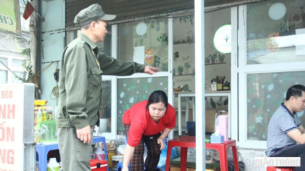 Tại một quán ăn ở ngõ 214 Nguyễn Xiển, khi vừa nhìn thấy lực lượng chức năng thì chủ cửa hàng đã vội vã chạy thu dọn bàn ghế. Đồng thời, những vị khách cũng bê đồ ăn của mình chạy vội vào trong nhà.