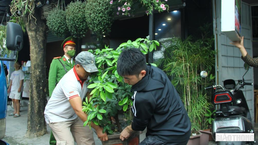 Theo ghi nhận của PV, cứ thấy tổ công tác tới, người dân mới vội vã thu dọn các đồ vật, cây cối lấn chiếm vỉa hè vào trong nhà.
