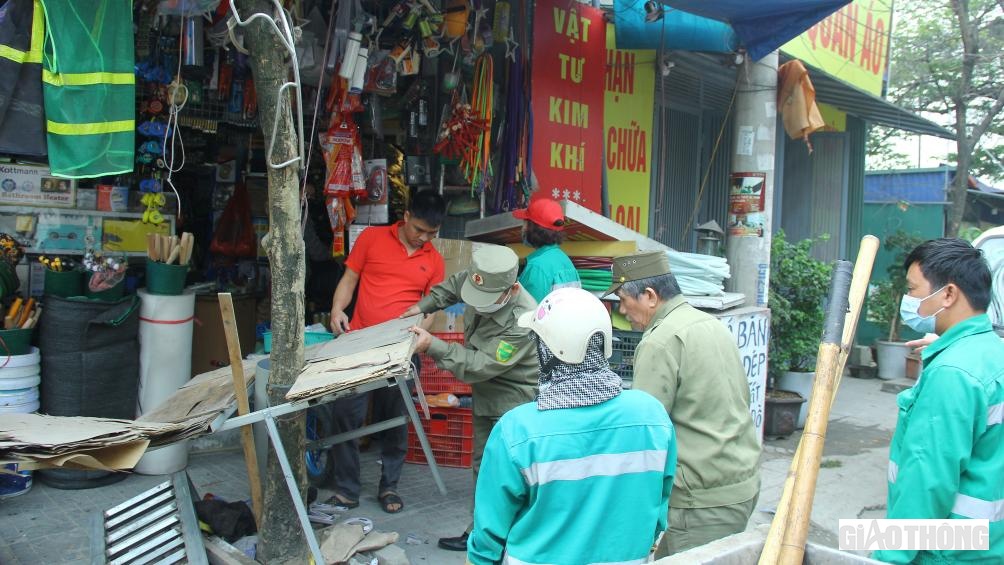 Lực lượng chức năng buộc phải tháo dỡ những vi phạm cố tình tái lấn chiếm.