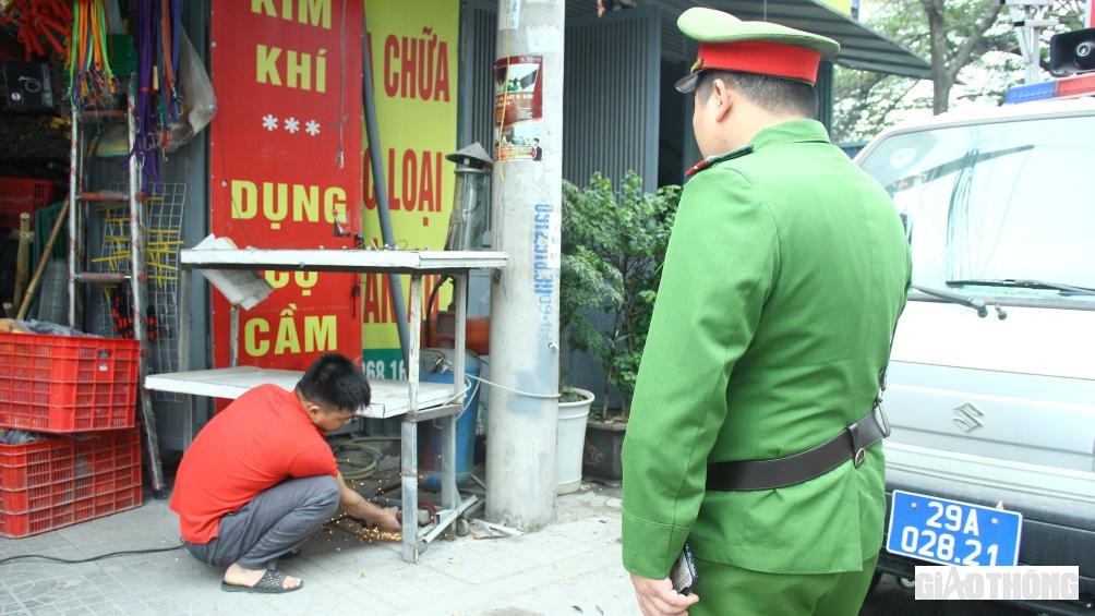 Một số người dân xin tự nguyện tháo dỡ vi phạm.