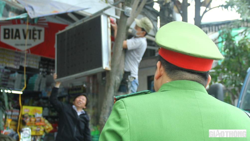 Đại úy Nguyễn Văn Mạnh, Phó Trưởng Công an phường Hạ Đình cho biết: "Việc xử lý lấn chiếm vỉa hè vẫn được duy trì nhiều năm qua. Thời gian gần đây, tổ công tác của phường Hạ Đình đã tuyên truyền, nhắc nhở và giờ là kiên quyết xử lý những vi phạm".