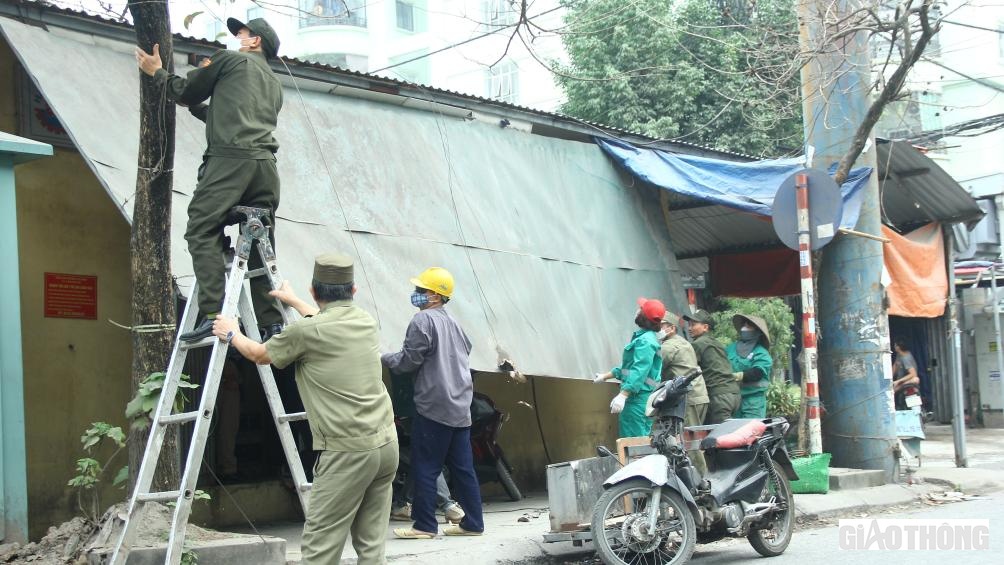 Tổ công tác kiên quyết xử lý, tháo dỡ lều bạt chăng trên vỉa hè, đảm bảo mỹ quan đô thị.