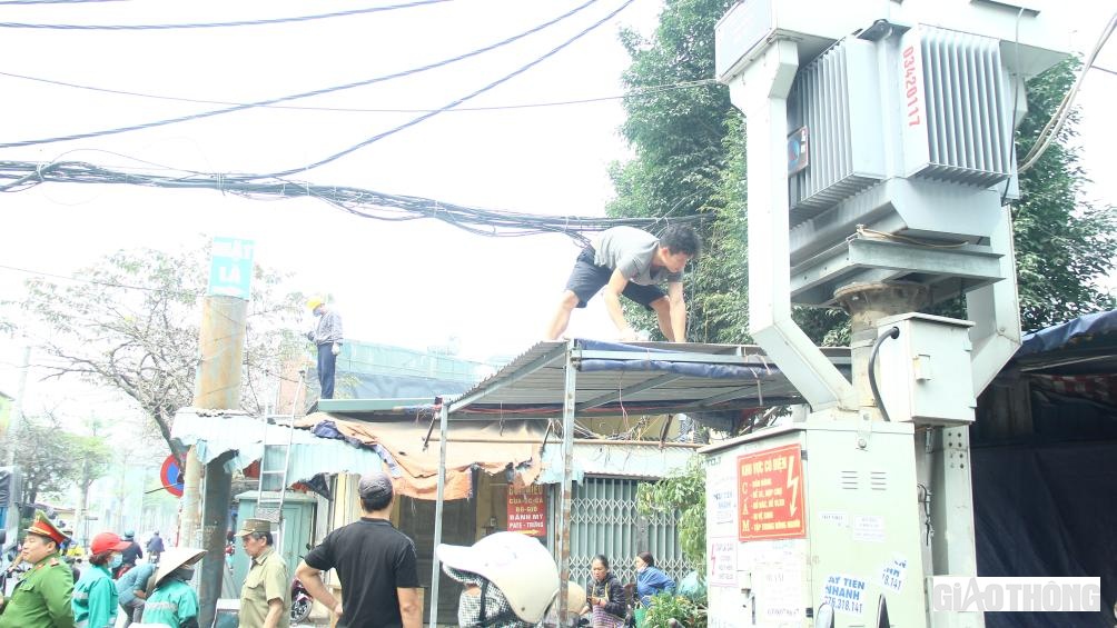 Ngày 9/3, Chủ tịch UBND thành phố Hà Nội Trần Sỹ Thanh đã có chỉ đạo về việc tăng cường kiểm tra, quản lý sử dụng hè phố, lòng đường. Theo đó, UBND thành phố Hà Nội công khai thông tin các Chủ tịch UBND quận, huyện, thị xã; Chủ tịch UBND xã, phường, thị trấn để xảy ra nhiều vi phạm về trật tự hè phố, lòng đường trên địa bàn tại các cuộc họp báo của UBND thành phố hàng tháng.