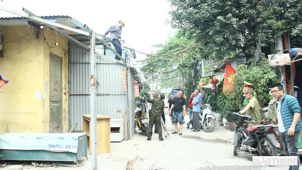 Việc tháo dỡ, xử lý lấn chiếm vỉa hè của tổ công tác phường Hạ Đình diễn ra xuyên trưa.