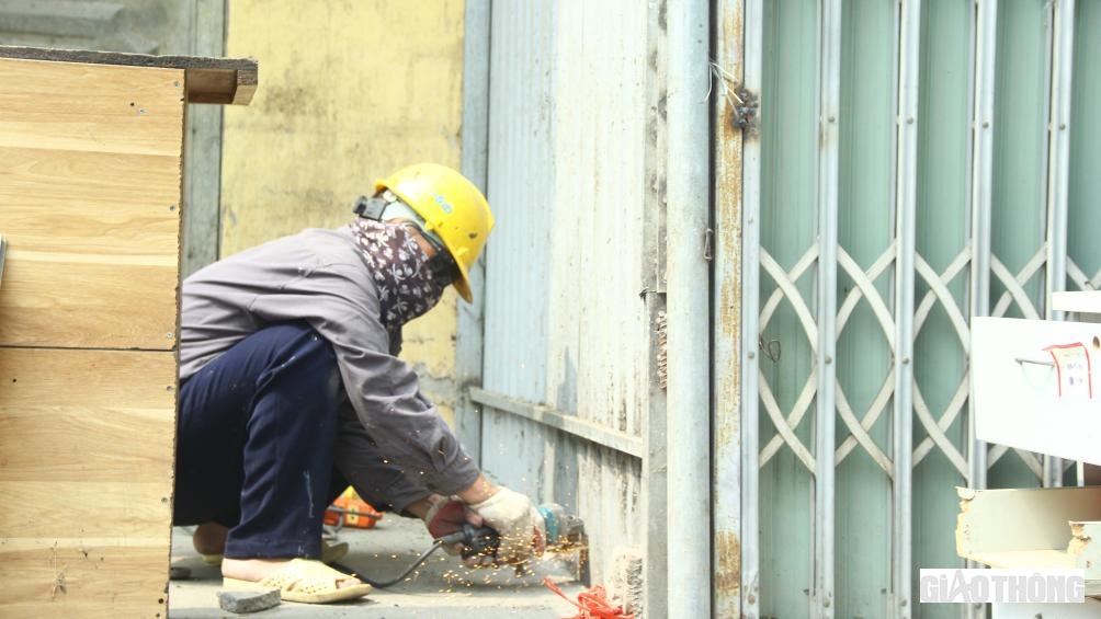 Đối với những lán tạm lấn chiếm vỉa hè được hàn khung thép, tổ công tác đã huy động nhân lực cùng trang bị để cắt, thu giữ.