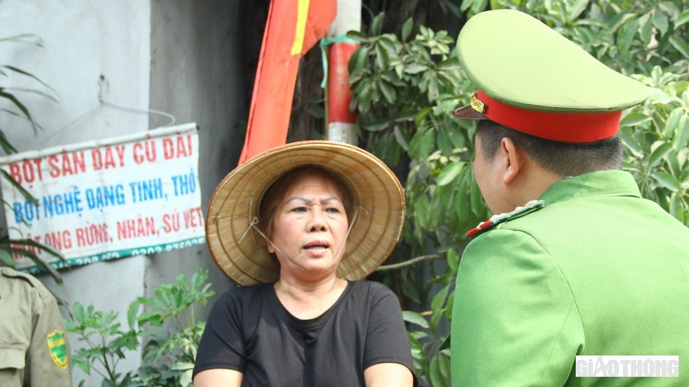 Vừa cưỡng chế tháo dỡ vi phạm, lực lượng chức năng vừa tuyên truyền để người dân hiểu việc lấn chiếm vỉa hè là chiếm dụng không gian chung, làm ảnh hưởng mỹ quan đô thị, gây mất ATGT, để từ đó người dân không tái phạm.