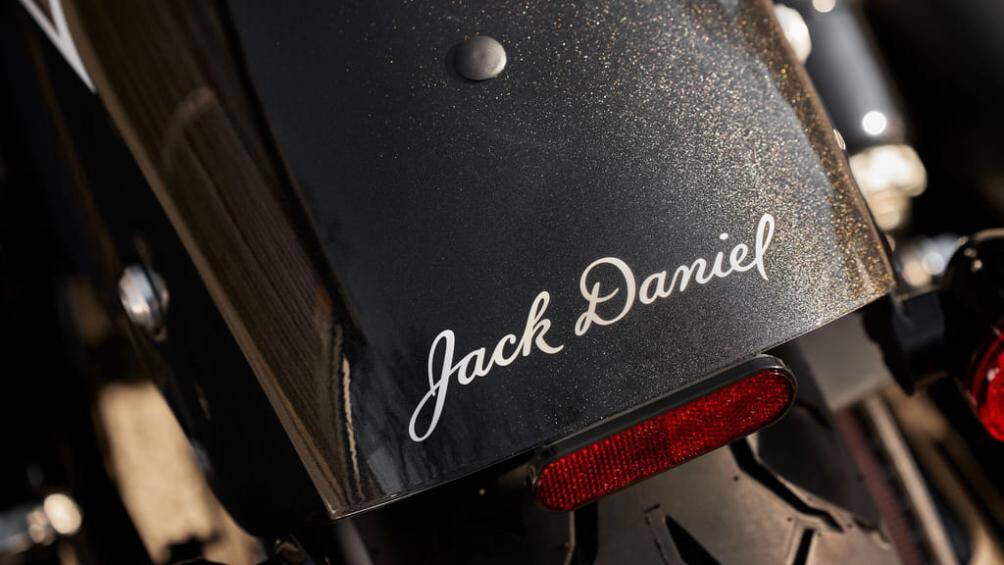 Bộ khung thép ống kết nối với phuộc trước ống lồng và hai giảm xóc phía sau. Chữ ký Jack Daniels cũng được khắc trên ống xả và chắn bùn trước