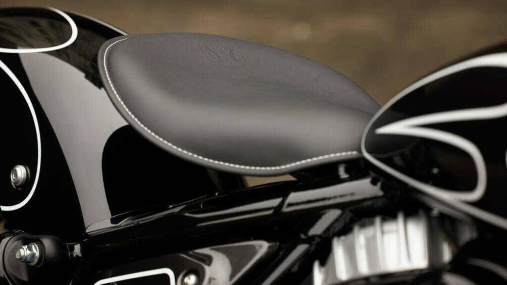 Các nhà thiết kế còn tạo điểm nhấn cho chiếc Chief Bobber Dark Horse bằng cặp vành sơn trắng và kính gió màu đen