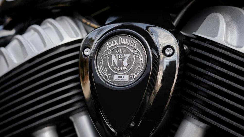 Phiên bản đặc biệt sở hữu màn hình cảm ứng TFT tròn kích thước 4 inch có thể kế nối điện thoại thông minh qua bluetooth và đi kèm tính năng điều hướng