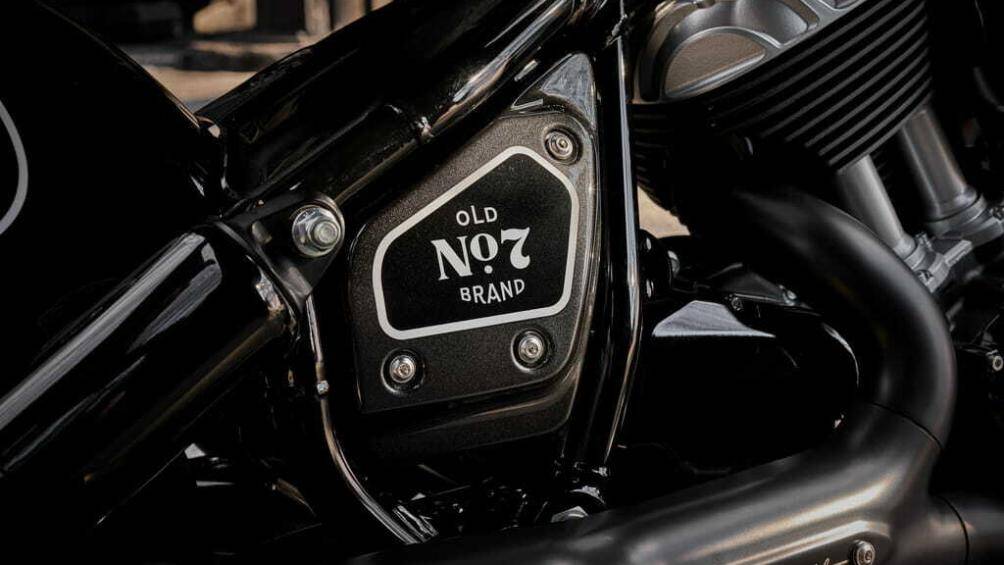 Trang trí cho phiên bản giới hạn là logo Old No.7 dập nổi trên yên, hộp lọc gió hay ốp hai bên hông xe