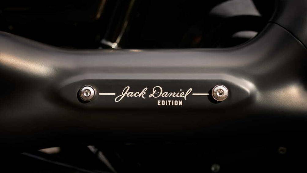 Tương tự như các mẫu xe trước đó, phiên bản giới hạn Indian Chief Bobber Dark Horse 2023 của Jack Daniels cũng sở hữu màu sơn độc quyền