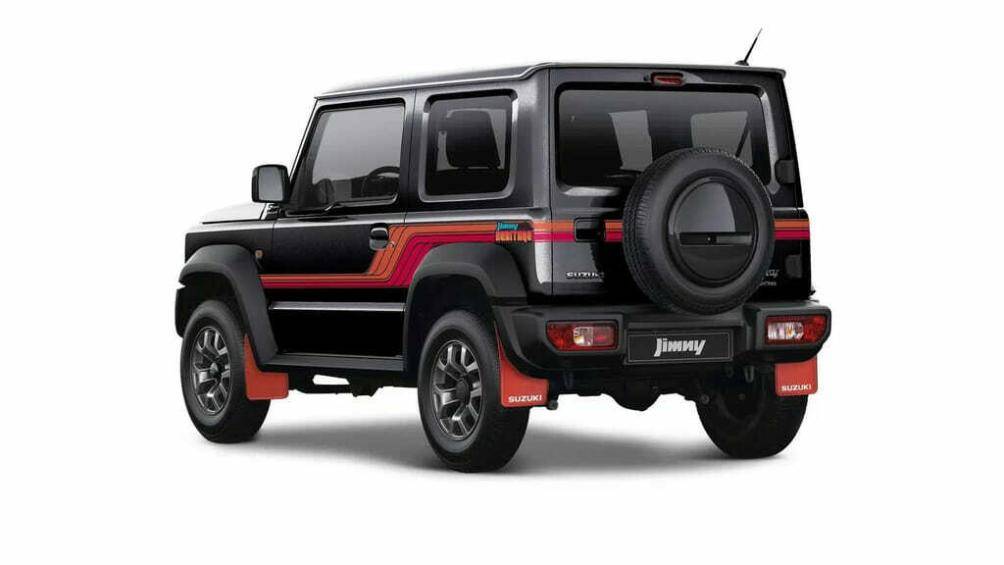 Bên cạnh đó, chắn bùn cho cả 4 bánh đều sử dụng tông màu đỏ tạo điểm nhấn kết hợp cùng logo Suzuki màu trắng đặc trưng