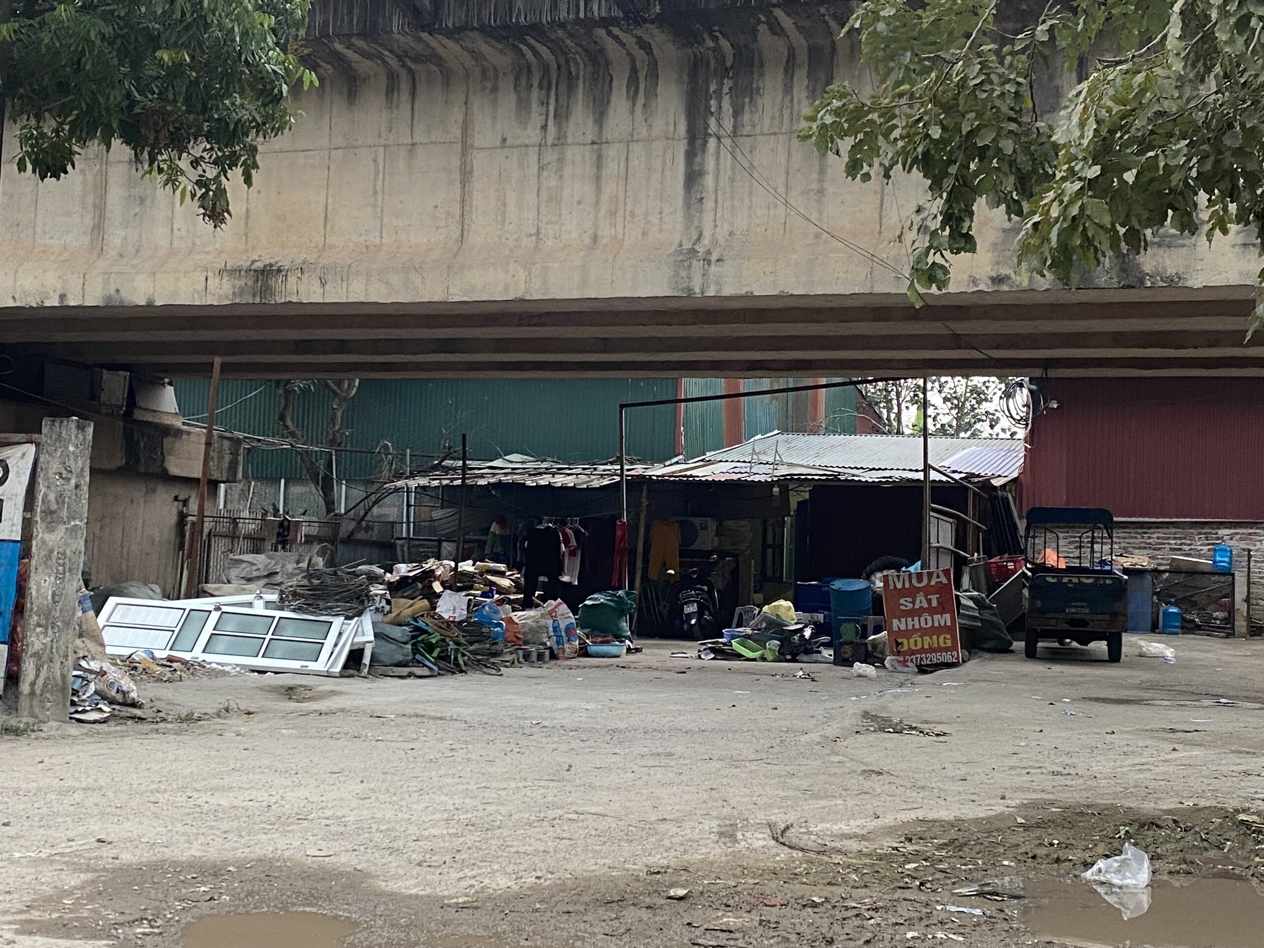 "Chính quyền dẹp được vài ngày thì họ lại vào lấn chiếm, ngay sau khi phát hiện tái lấn chiếm chúng tôi đã có văn bản gửi UBND xã Hải Bối để có biện pháp xử lý", ông Tuấn nói.