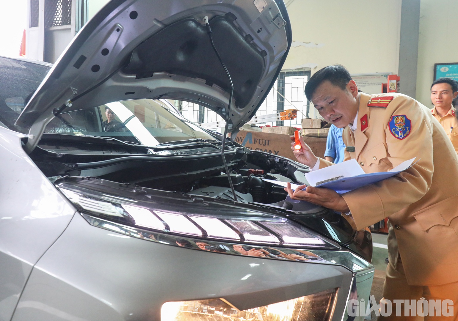 Tại Trung tâm đăng kiểm 2903S (đường Lê Quang Đạo) khoảng 14h15, 4 cán bộ, chiến sỹ CSGT đã có mặt phối hợp cùng các đăng kiểm viên tại đây vận hành 2 dây chuyền kiểm định