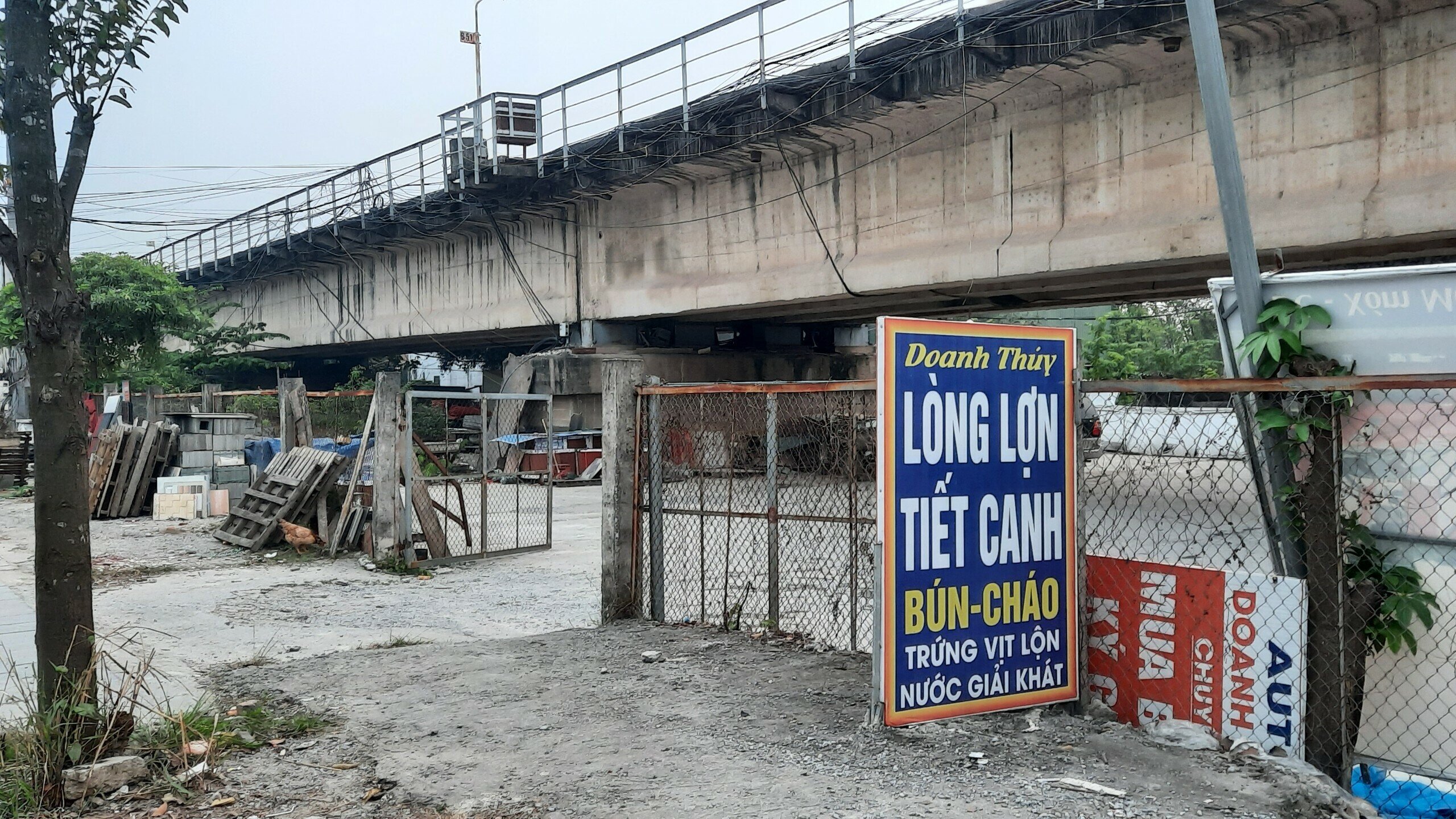 Những biển bảng kinh doanh vật liệu, sửa xe ô tô, hàng ăn lại tiếp tục được dựng lên.