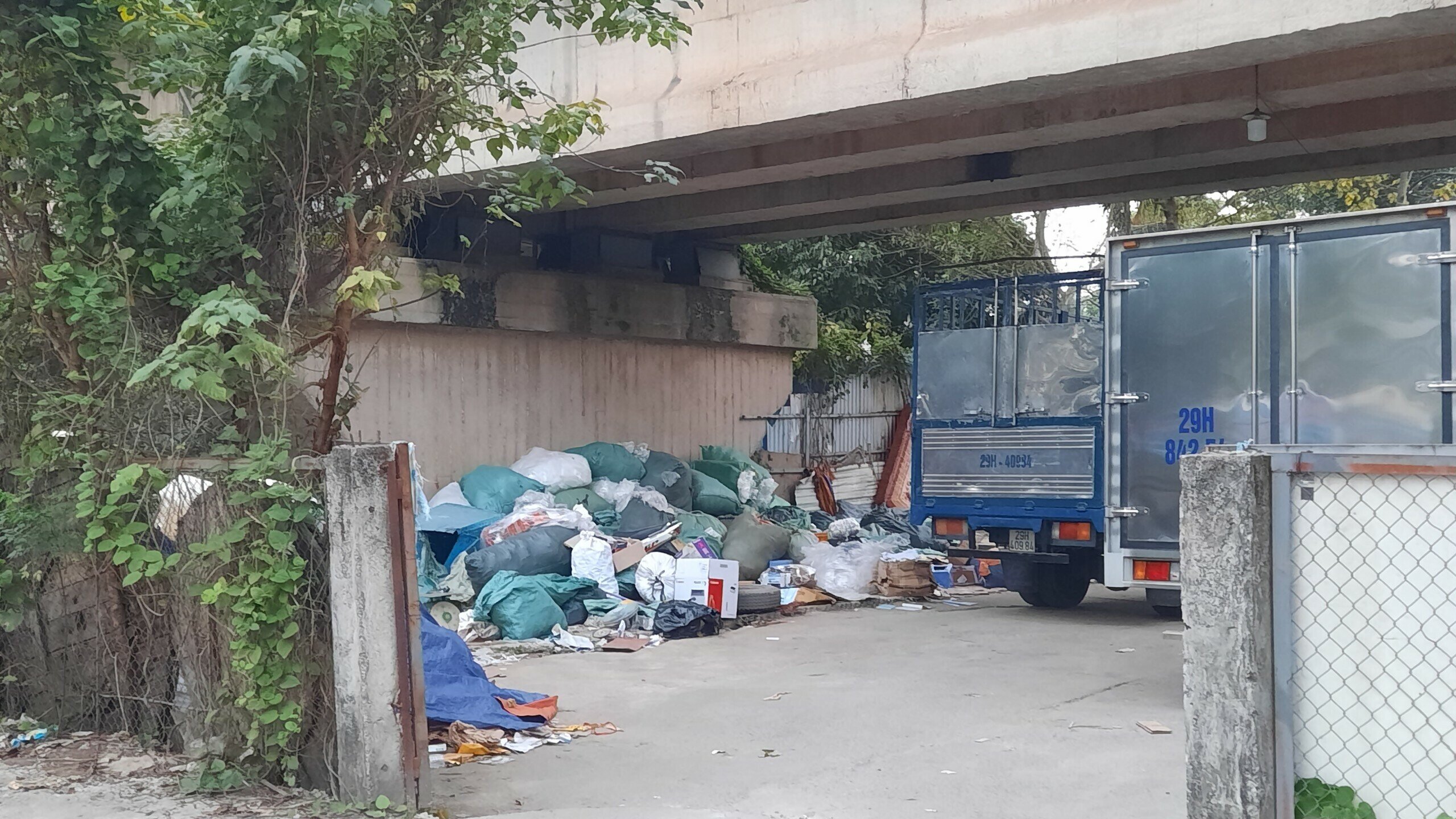 "Chính quyền ra quân dẹp được vài hôm thì họ lại nhảy vào để lấn chiếm gầm cầu đường sắt. Đây không phải lần đầu tiên như thế, mỗi khi lực lượng chức năng đi dẹp thì chỉ được vài hôm lại tái lấn chiếm", một người dân ở xã Hải Bối cho biết.