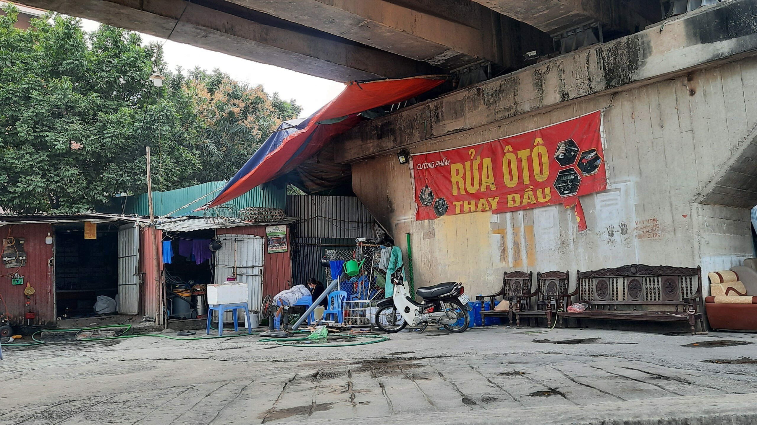 Gầm cầu đường sắt Bắc Hồng - Văn Điển qua phường Xuân Đỉnh (quận Bắc Từ Liêm) cũng trong tình trạng bị lấn chiếm để biến thành lán xưởng.