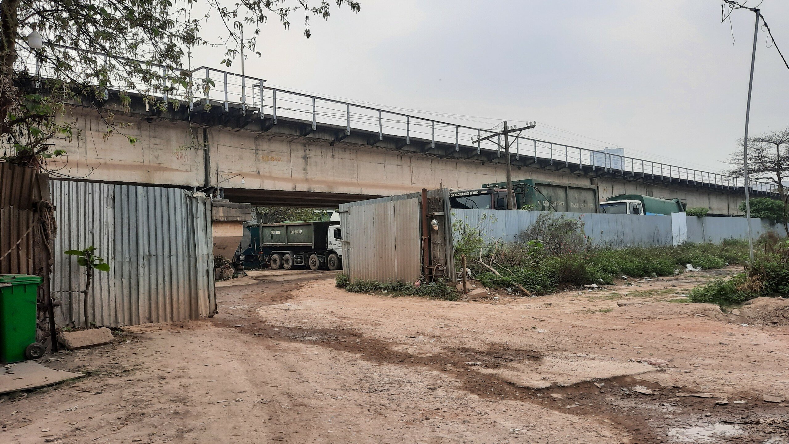 Tại đây, hàng trăm mét gầm cầu đã bị quây tôn kín mít để thành nơi sửa chữa ô tô, để ô tô.