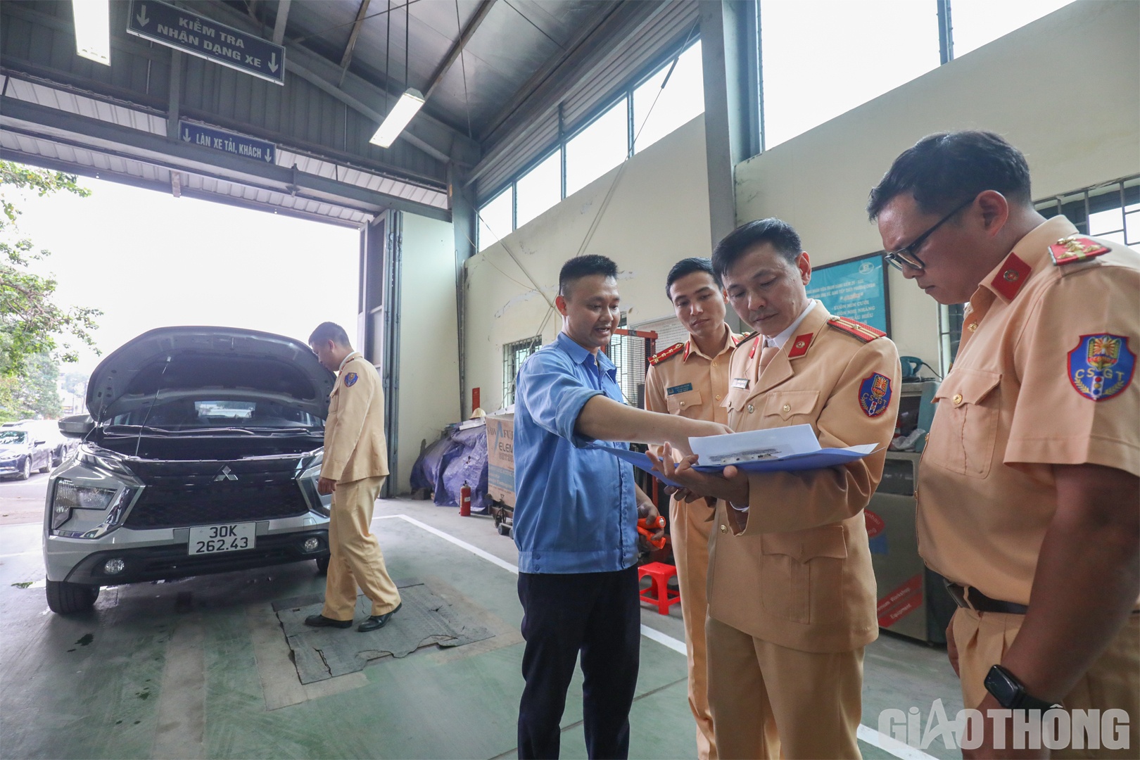 Chiều 11/3, sau lễ bàn giao tại Cục Đăng kiểm VN, các cán bộ, chiến sỹ của Cục CSGT ngay lập tức được điều động về 5 trung tâm đăng kiểm trên địa bàn Hà Nội, phối hợp cùng các đăng kiểm viên thực hiện công tác kiểm định xe cho người dân