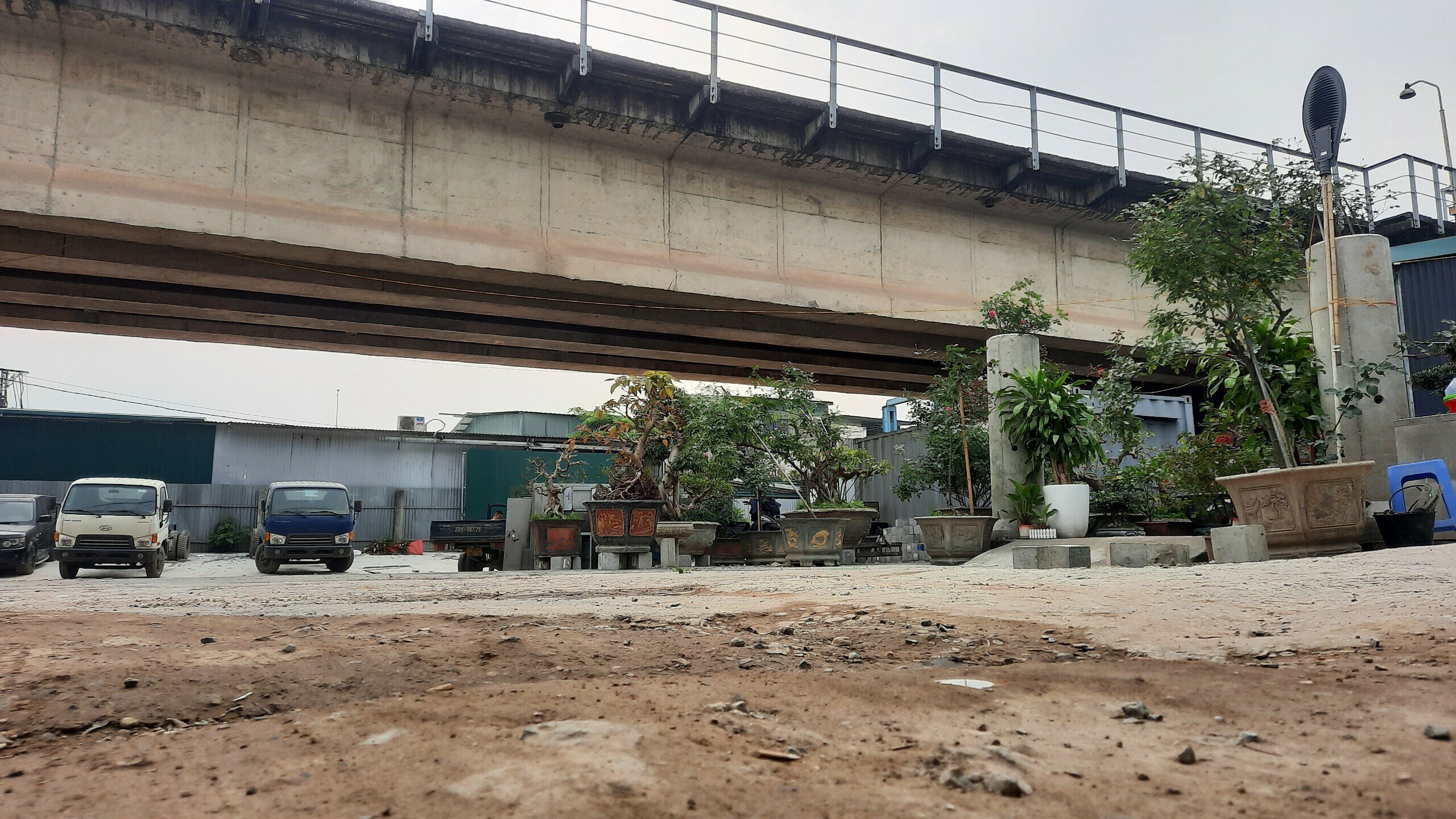 Theo ông Trần Trí Anh - Phó Chủ tịch UBND phường Xuân Đỉnh (quận Bắc Từ Liêm), năm 2019, chính quyền sở tại đã giải tỏa lấn chiếm, bàn giao đất sạch cho Công ty Cổ phần Đường sắt Hà Thái, tuy nhiên, sau đó những vị trí gầm cầu lại bị tái lấn chiếm.