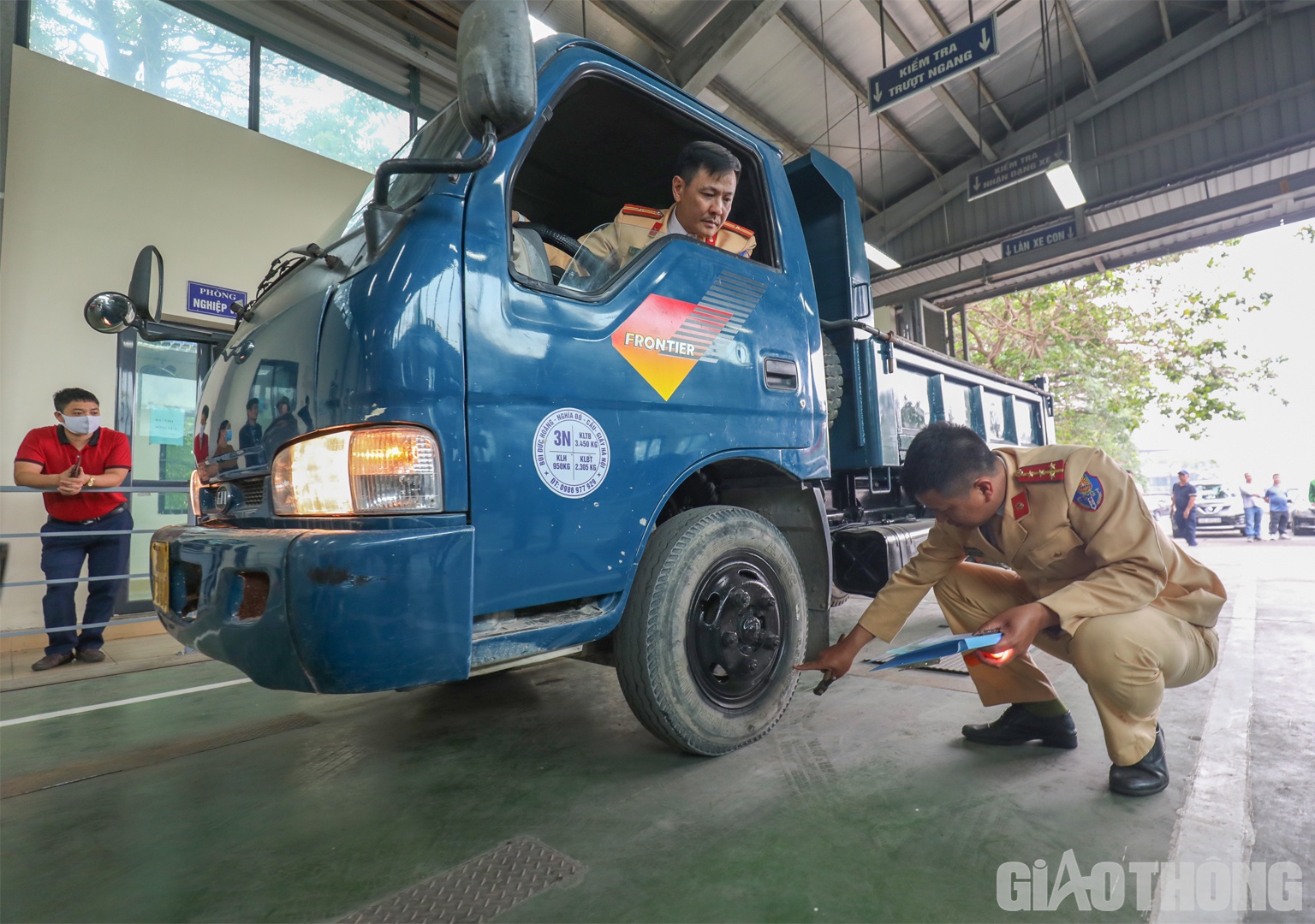 Trong đó, có giải pháp huy động lực lượng đăng kiểm viên tại Bộ Công an, Bộ Quốc phòng hỗ trợ cho các trung tâm đăng kiểm của ngành giao thông